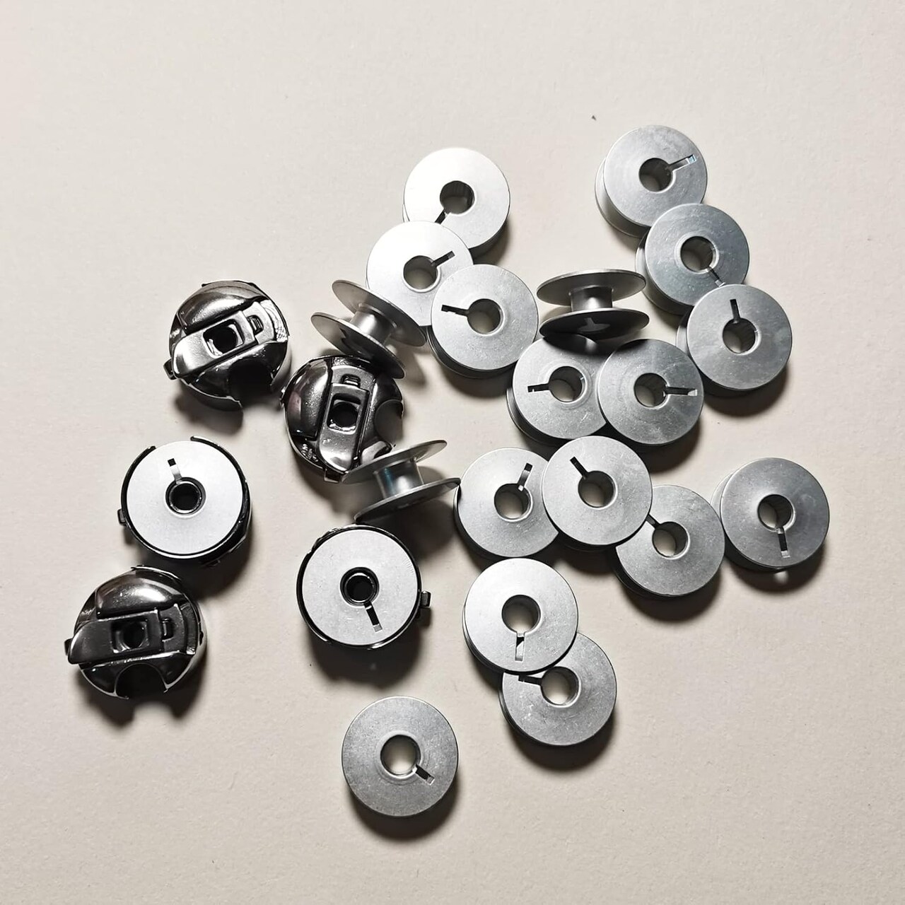 5PCS L-Style Bobbin Cases and 20PCS L-Style Aluminum Bobbins Replacement for Juki, Consew, Singer, and Brother Single Needle Lockstitch Sewing Machines